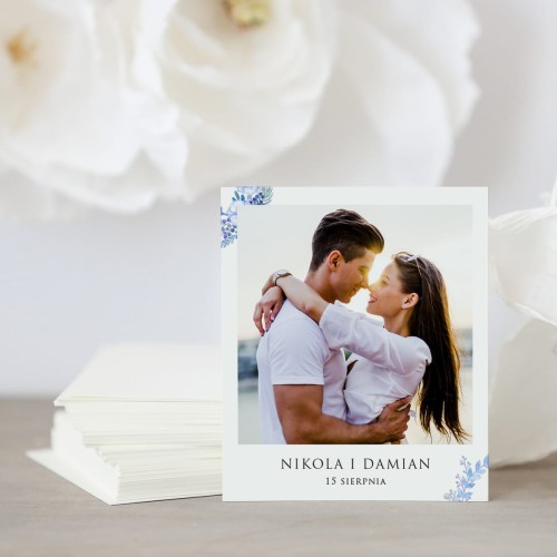 Polaroid z błękitnym wianuszkiem