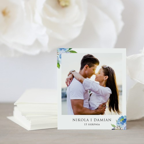 Polaroid z niebieskimi kwiatami