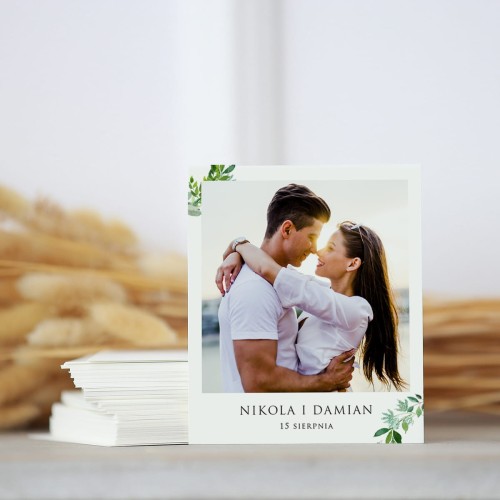 Polaroid z zielonymi listkami