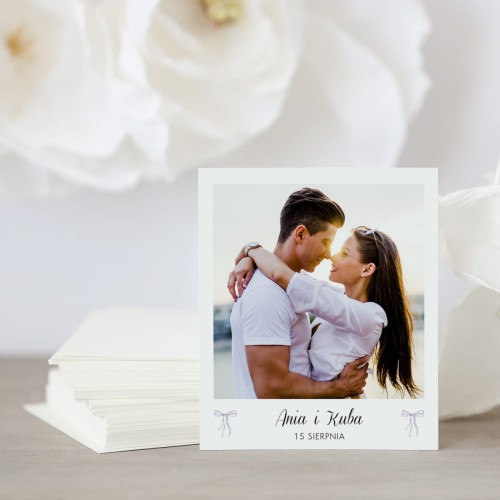 Polaroid z liliową wstążką