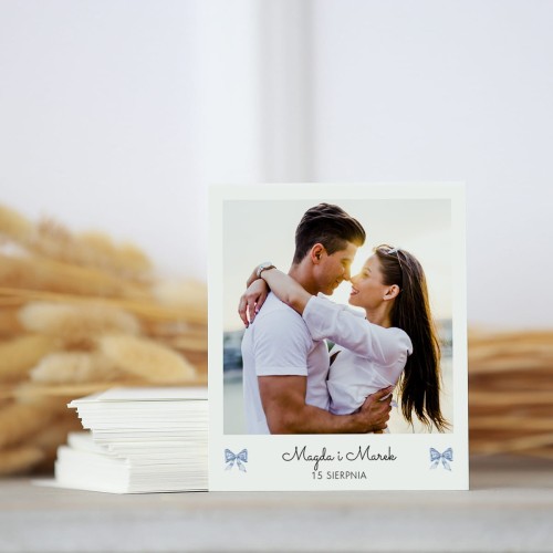 Polaroid z niebieską wstążką