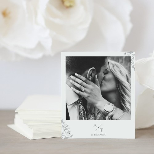 Polaroid z delikatnymi kwiatami