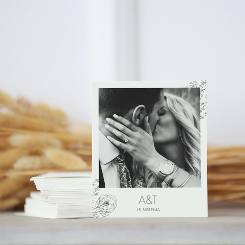 Polaroid z subtelnymi kwiatami