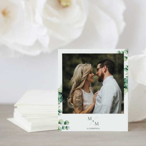 Polaroid z liśćmi eukaliptusa