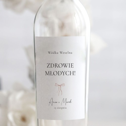 Weselne naklejki na butelkę z beżową wstążką
