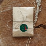 Naklejki z logo ciemnozielone z choinką