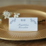 Winietki z granatowymi kwiatami i łabędziami