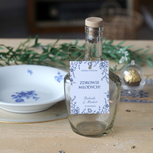 Zestaw 18 zawieszek na alkohol z niebieskimi kwiatami