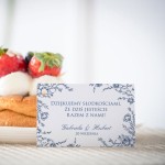 Karteczki do ciasta weselnego z niebieskimi kwiatami