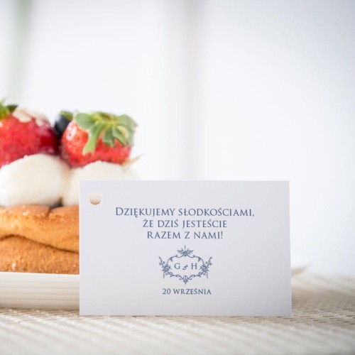 Karteczki do ciasta weselnego z niebieskimi kwiatuszkami