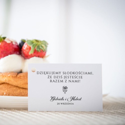 Karteczki do ciasta weselnego z wazonem pełnym kwiatów