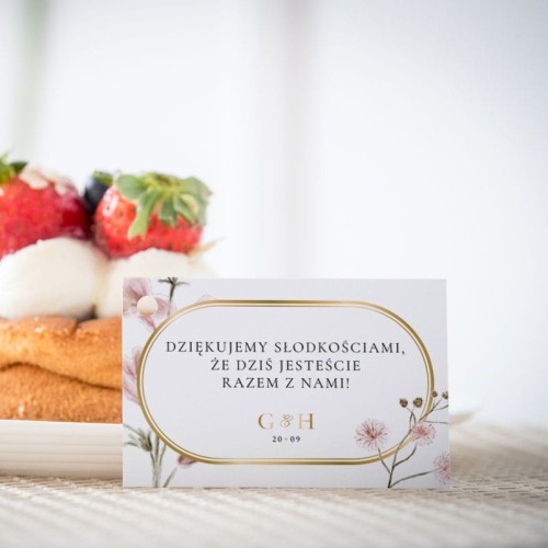 Karteczki do ciasta weselnego z pastelowymi kwiatami i złotem