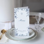 Karta menu lub harmonogram z niebieskimi kwiatami