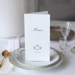 Karta menu lub harmonogram z niebieskimi kwiatuszkami