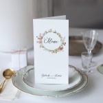 Karta menu lub harmonogram z akwarelowym wiankiem polnych kwiatów