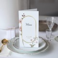 Karta menu z pastelowymi kwiatami i złotem