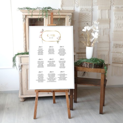 Plan stołów z pastelowymi kwiatami i złotem