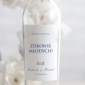 Weselne naklejki na butelkę z granatowymi kwiatami i łabędziem