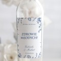 Weselne naklejki na butelkę z klasycznymi niebieskimi kwiatami