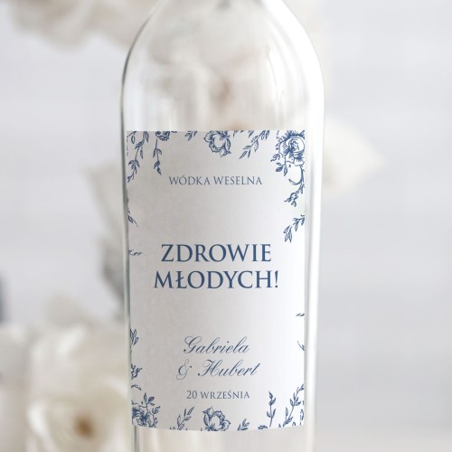 Weselne naklejki na butelkę z klasycznymi niebieskimi kwiatami
