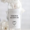 Weselne naklejki na butelkę z romantycznym motywem serca i inicjałami