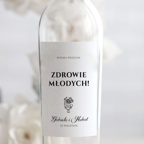 Weselne naklejki na butelkę z wazonem wypełnionym kwiatami