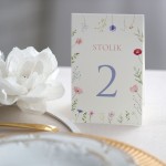 Numerki na stół z wiosennymi kwiatami