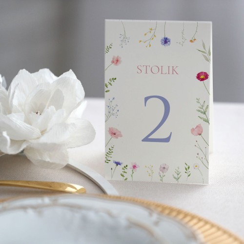 Numerki na stół z wiosennymi kwiatami