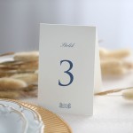 Numerki na stół z granatowymi kwiatami i łabędziami