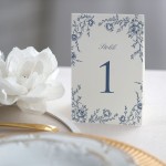 Numerki na stół z niebieskimi kwiatami