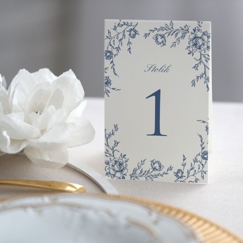 Numerki na stół z niebieskimi kwiatami