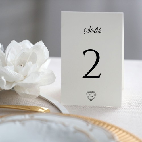 Numerki na stół z romantycznym motywem serca