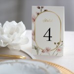 Numerki na stół z pastelowymi kwiatami i złotem