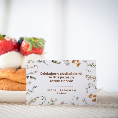 Karteczki do ciasta weselnego z polnymi kwiatami