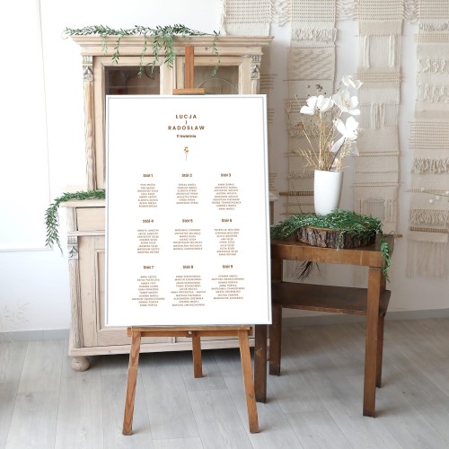 Duży plan stołów weselnych z polnymi kwiatami