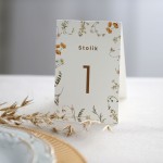 Numerki na stół z polnymi kwiatami