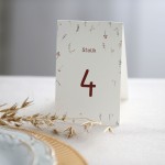 Numerki na stół z rustykalnymi polnymi kwiatami