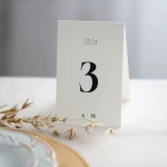 Numerki na stół z minimalistycznymi inicjałami