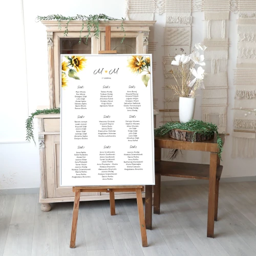 Duży plan stołów weselnych ze słonecznikami