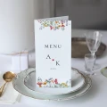Karta menu lub harmonogram z polnymi kwiatami