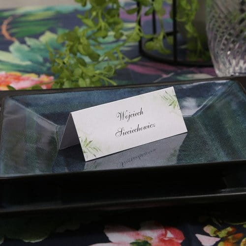 Winietki drukowane z motywem delikatnych liści w pastelowych brawach zieleni