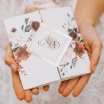 Zaproszenie ślubne z kolekcji SUBTELNEJ z nadrukowanym motywem bordowych kwiatów