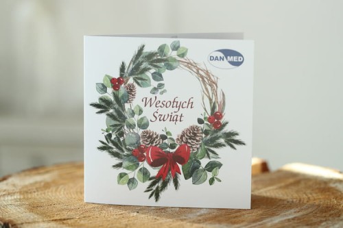 Kartki firmowe na Boże Narodzenie drukowane z motywem świątecznego wianka z dodatkiem liści i szyszek - 14,5x14,5 cm