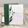 Zaproszenia ślubne drukowane z zielonym motywem liściastym