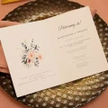 Zaproszenia ślubne drukowane z motywem delikatnego kwiatowego bukietu