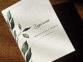 Zaproszenia ślubne drukowane z zielonym motywem liściastym