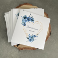 Zaproszenie ślubne drukowane z motywem niebieskich kwiatów w geometrycznym sercu