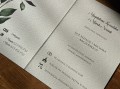 Zaproszenia ślubne drukowane z zielonym motywem liściastym