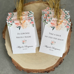 Zestaw 18 zawieszek na alkohol z brzoskwiniowymi kwiatami 