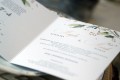 Zaproszenia ślubne ze zdjęciem i zielono-złotą gałązką